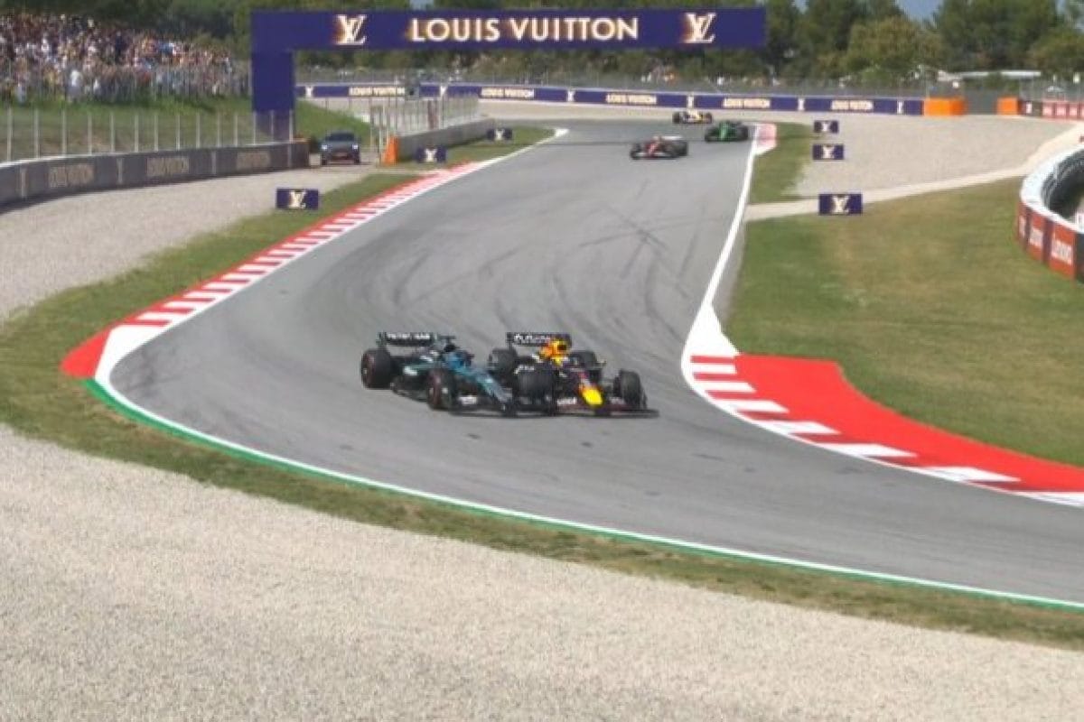 Verstappen Büntetőpontmal a Lelátó Fenyegetése Nélkül