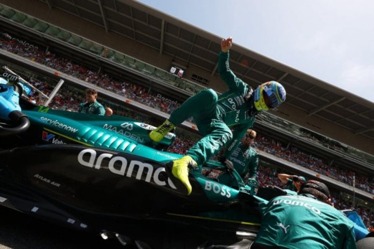 Az Aston Martin gyenge pontját kihasználva Alonsó kreatív előzéseket hajtott végre