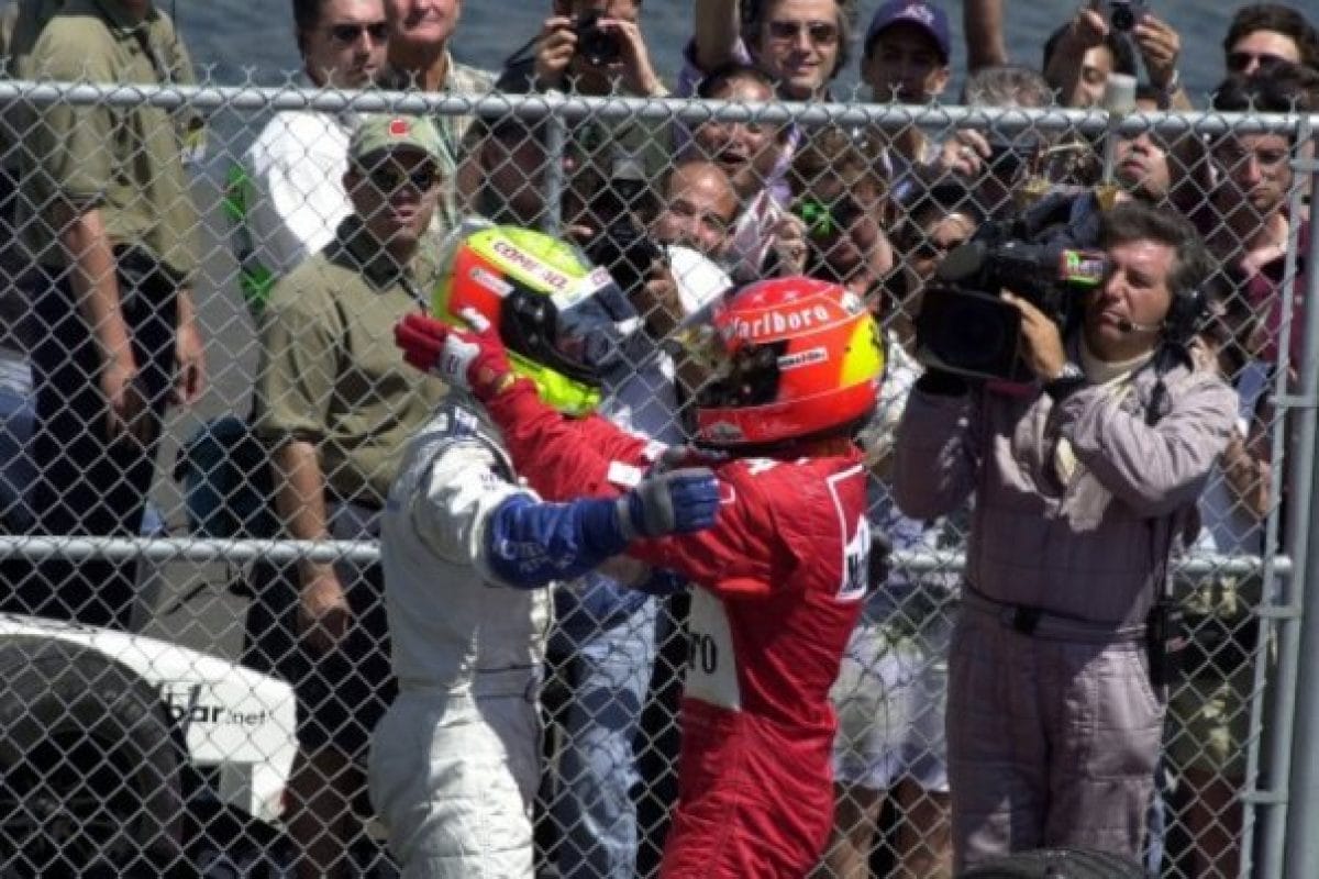 Az „F1-Legenda Michael Schumacher állítólag nem támogatja öccsét a versenypályán” cím hatásos lenne.