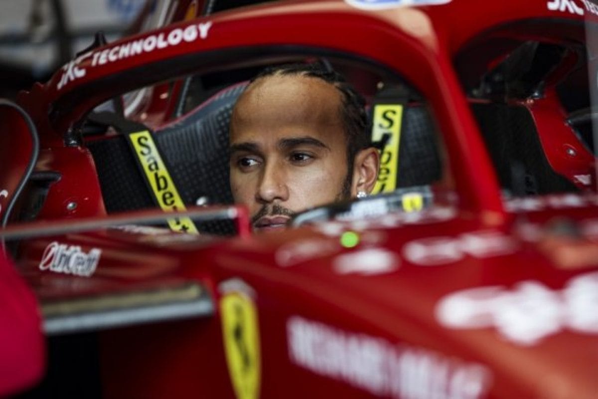 Nem veszíthetünk reményt” – Hamilton eltökélt a küzdelemben a pódiumért a versenyzőkkel szemben