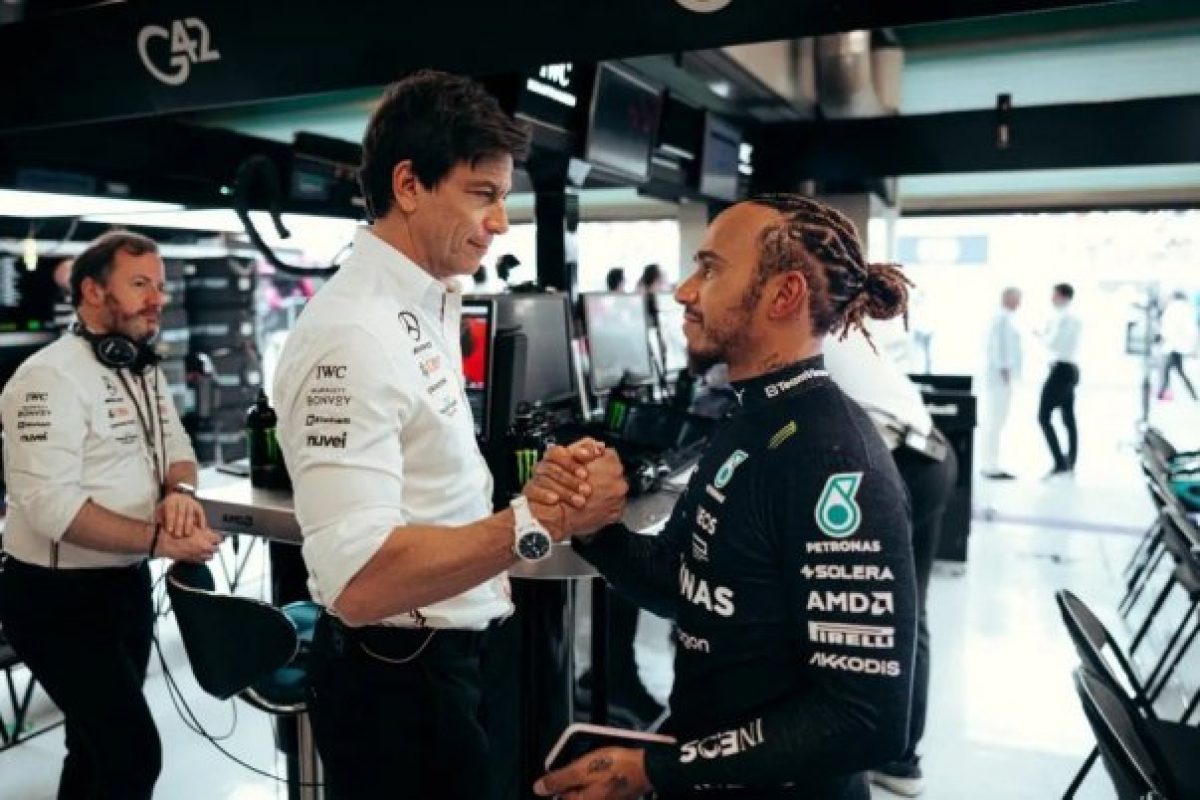Óvatosan Lewis Hamilton kritizálásával, figyelmezteti Wolff