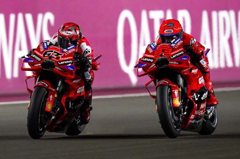 Vezetési stílus kontrasztja: Bagnaia szenvedése és Marc Márquez szárnyalása