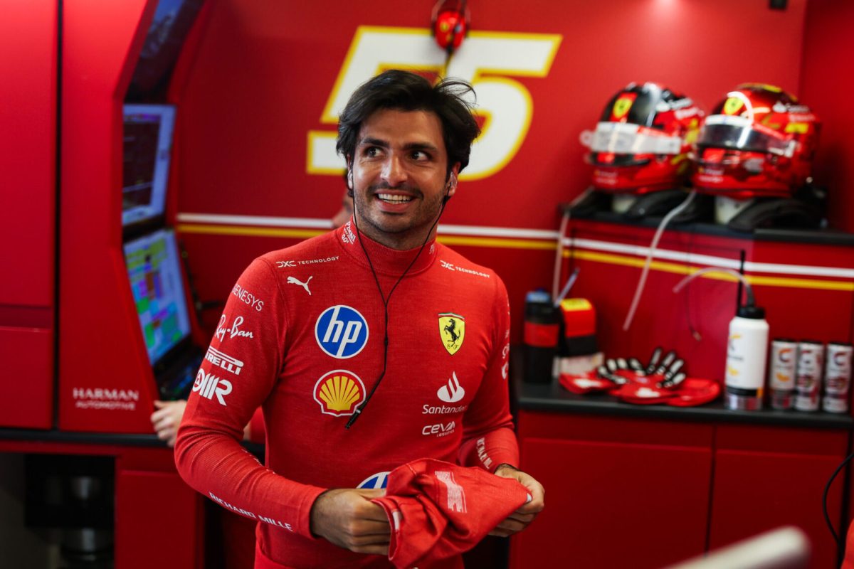 Sainz és a kisördög tervet szövöget: a Ferrarit égetni az érkező Hamilton előtt