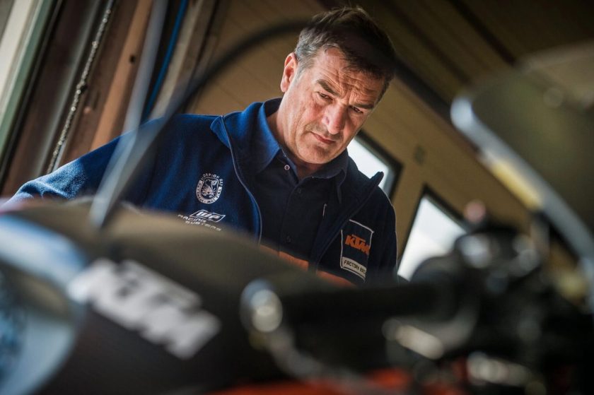 A „Váratlan távozás a KTM-től: Kulcsfontosságú szakember távozik a rivális csapathoz” cím hatásos lehet.