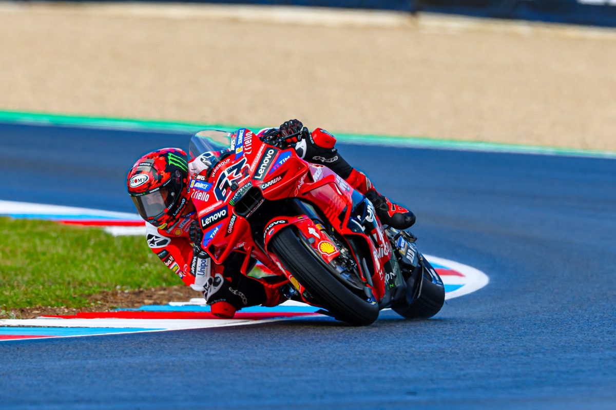 Bagnaia a Q1-ből továbbjutva megszerezte idei első pole pozícióját, Marc Márquez bukása az utolsó körben.