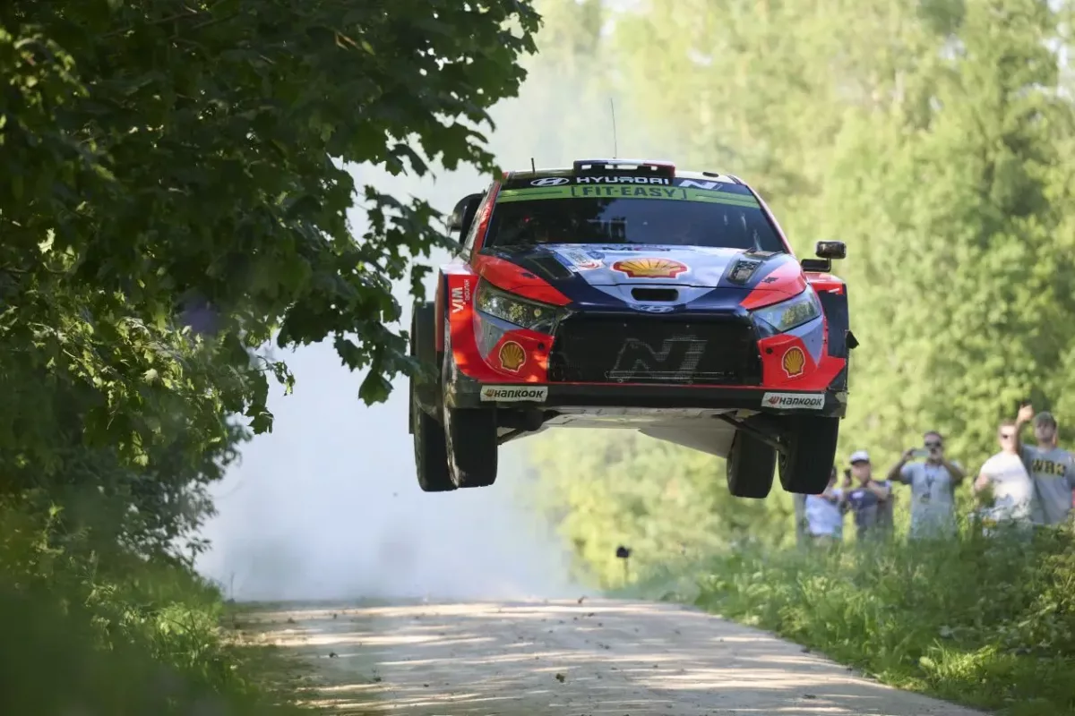 Fourmaux bravúros mutatványa: tetőt dobott, majd folytatta finn tesztjét – kihagyhatatlan videó!