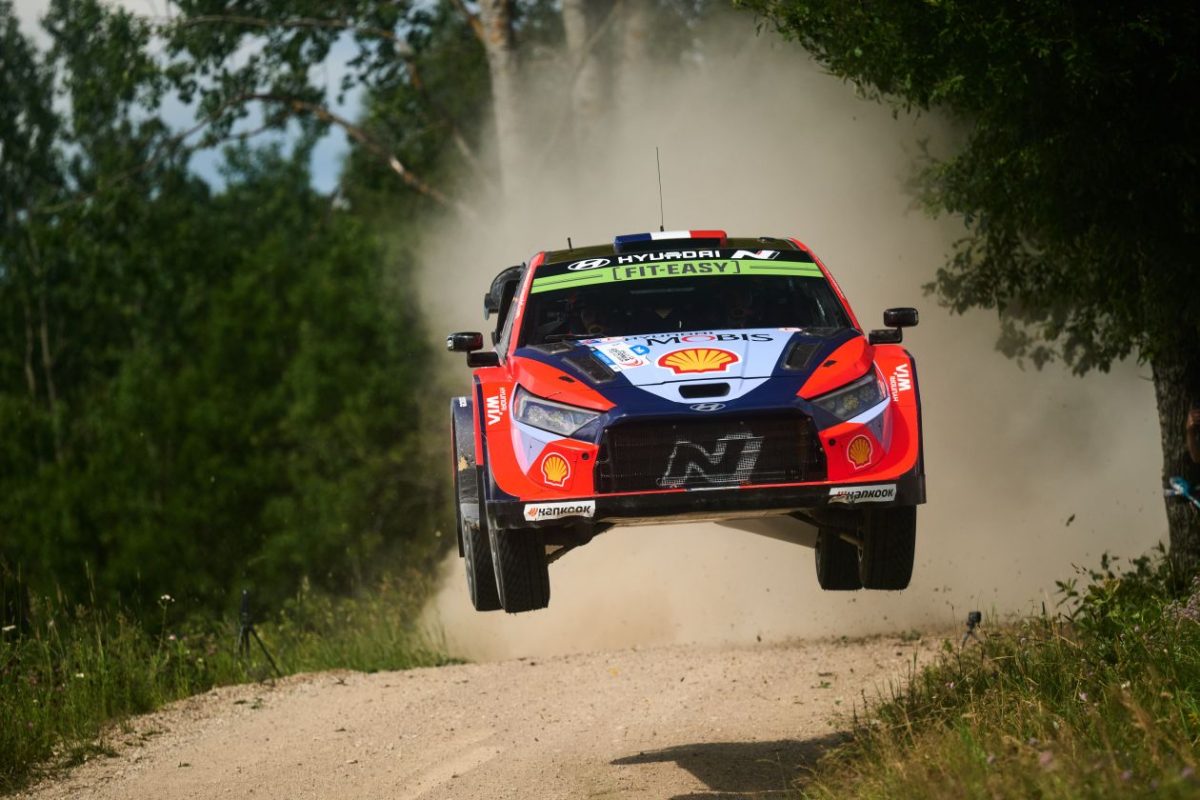 Az összetartás győz! Fourmaux a csapatára és a győzelemre fókuszálva segíti társát a bajnokság élén