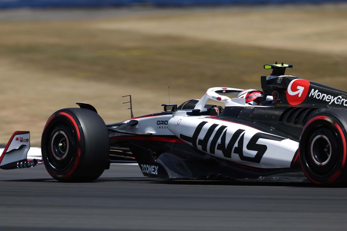 Figyelmetlenség súlyos következményei: Bearman Silverstone-ban hatalmas büntetést róttak ki