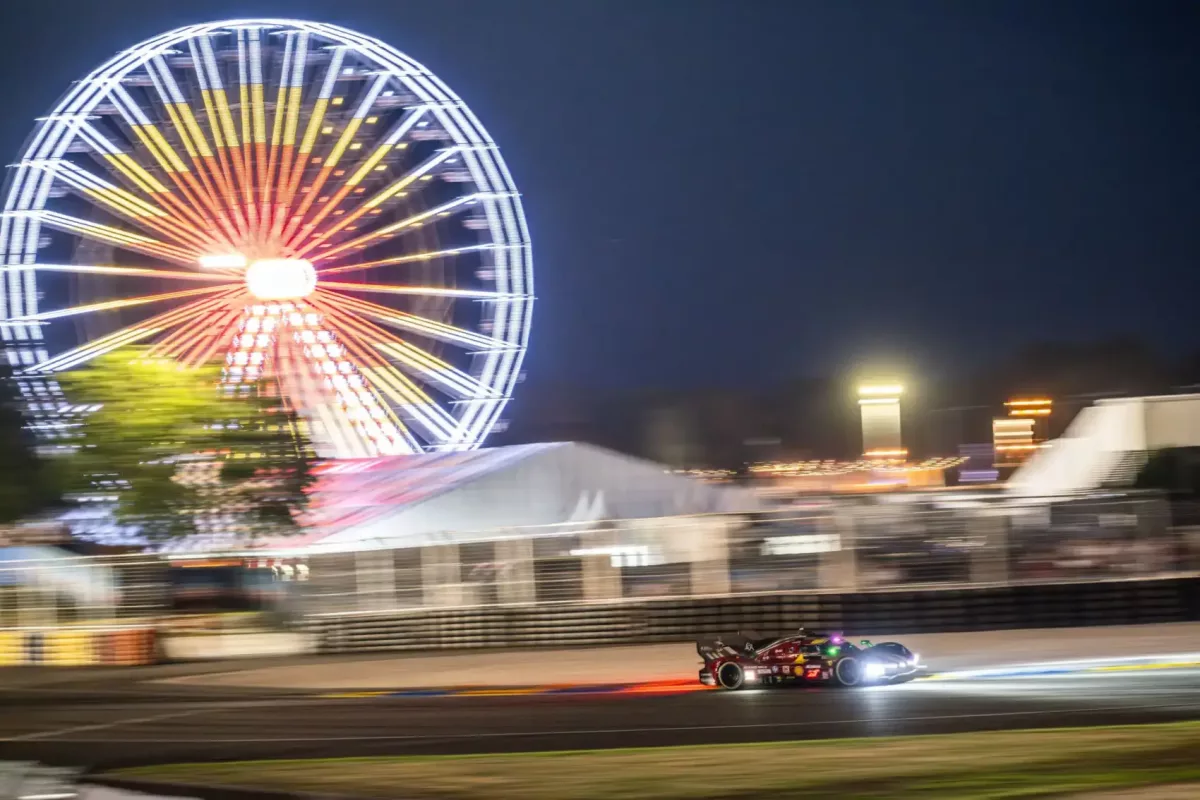 A zöld tea és a lóerők: A pilóták küzdelme a 24 órás versenyek poklában