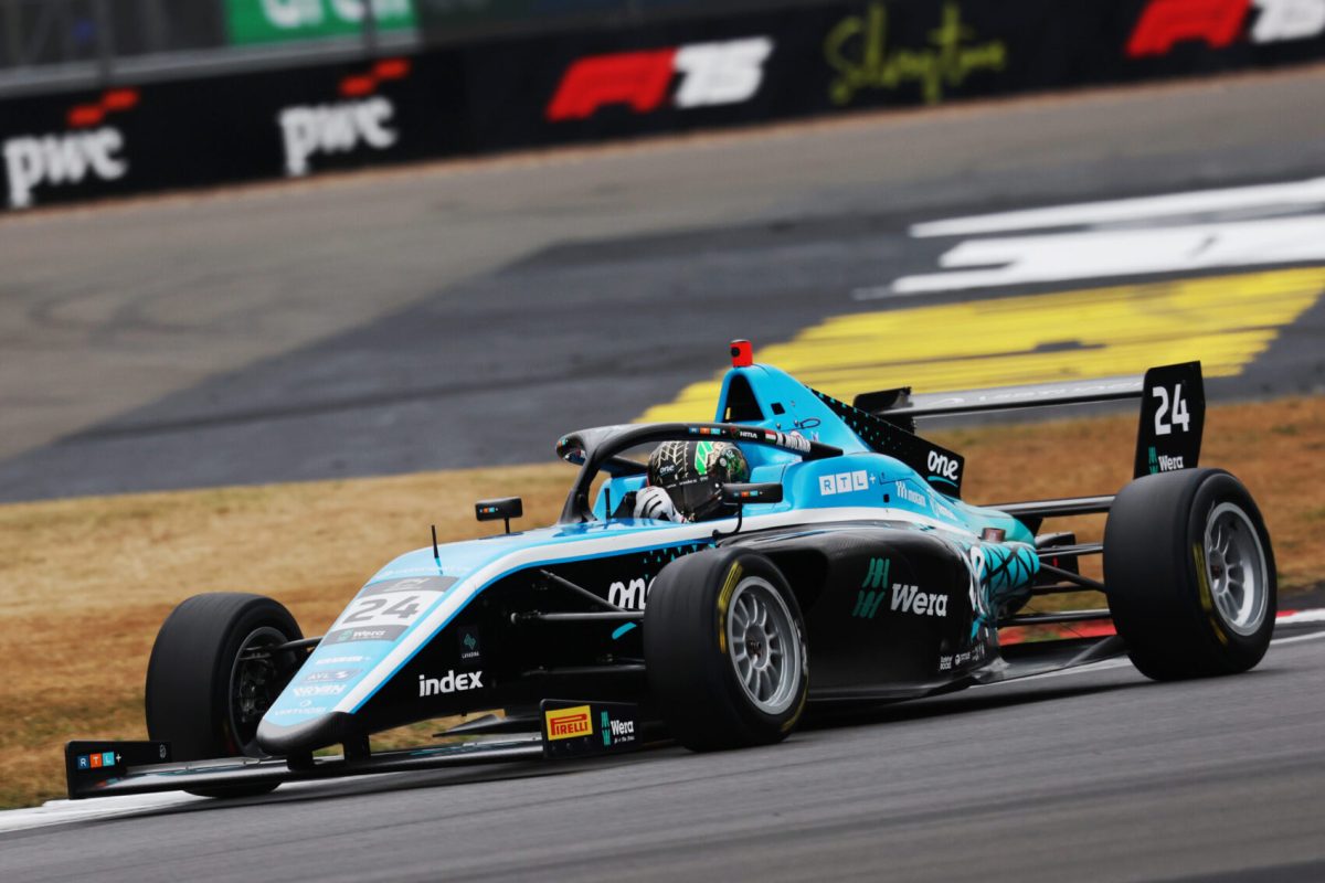 Molnár Martin lenyűgöző teljesítményt nyújtott az F1-es Brit Nagydíj első F4-es betétfutamán