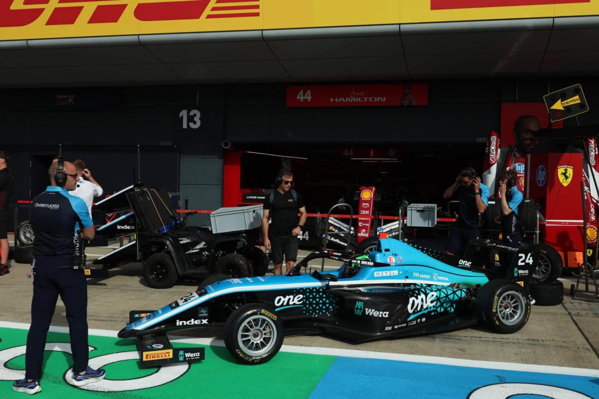 Kövesd velünk ÉLŐ-ben Molnár Martin F1-debutálását a Brit Nagydíj hétvégéjén