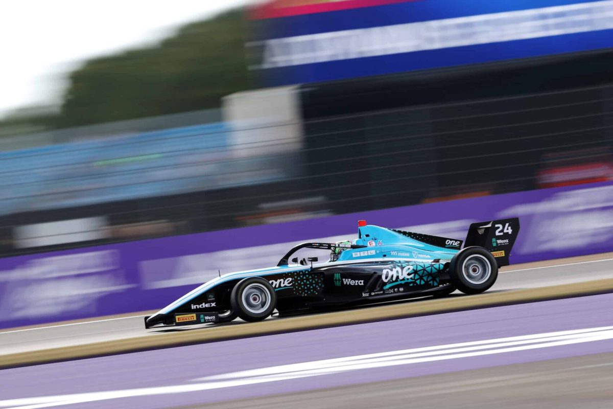 Az F1-es Brit Nagydíj második futama – Kövesd ÉLŐ-ben Molnár Martin kalandjait!