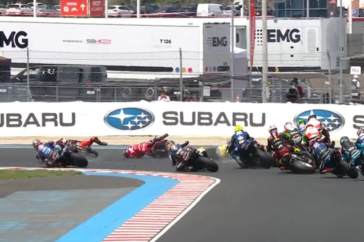 Első futam súlyos balesettel: Superbike-vb indulása a Balaton Parkon – Videó