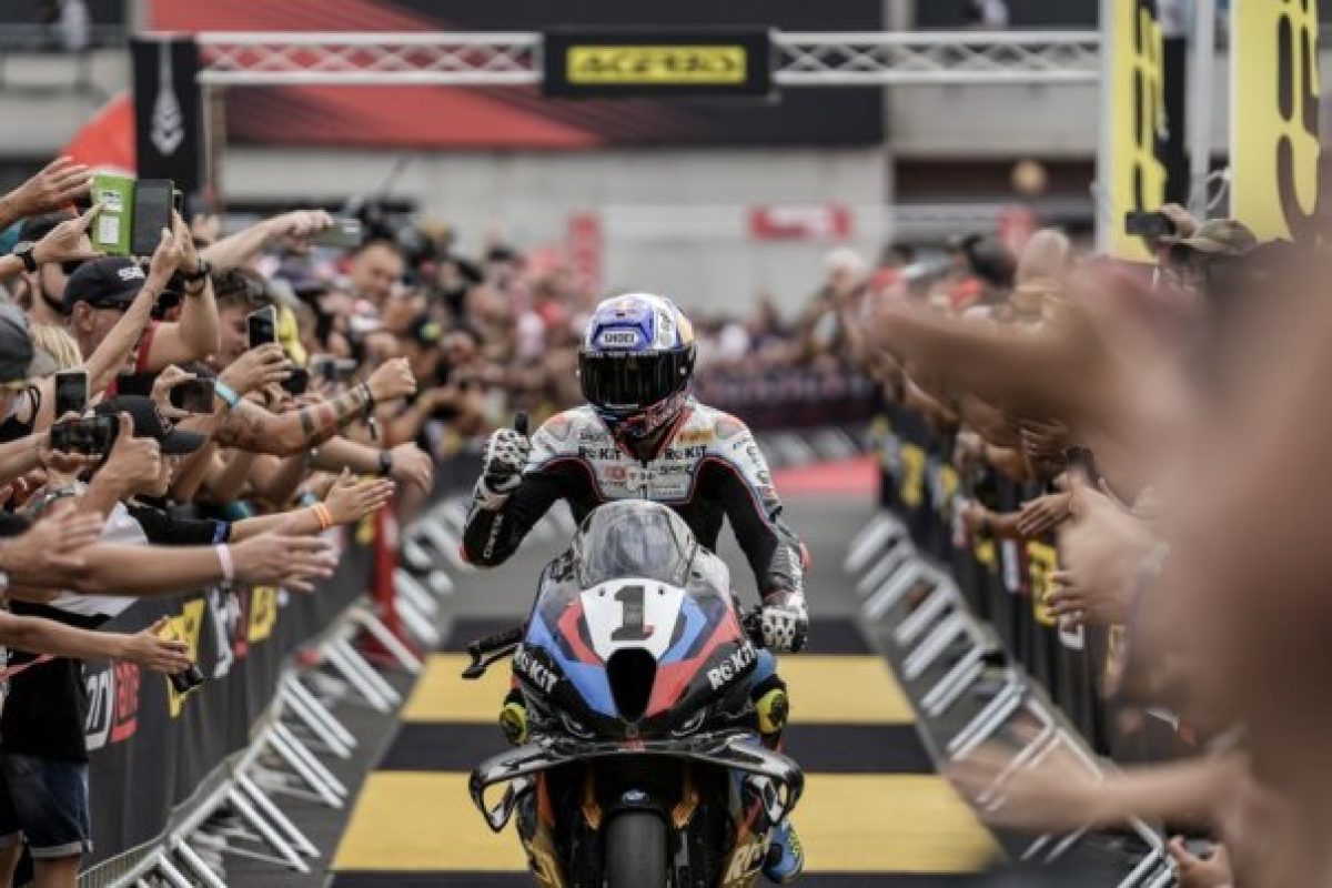 Az agresszív címválasztás növelheti az olvasók érdeklődését, így javaslom a következő címet: „Villámcsapás az aszfalton: Karambol, dominancia és kifakadás a Balaton Park Circuiten