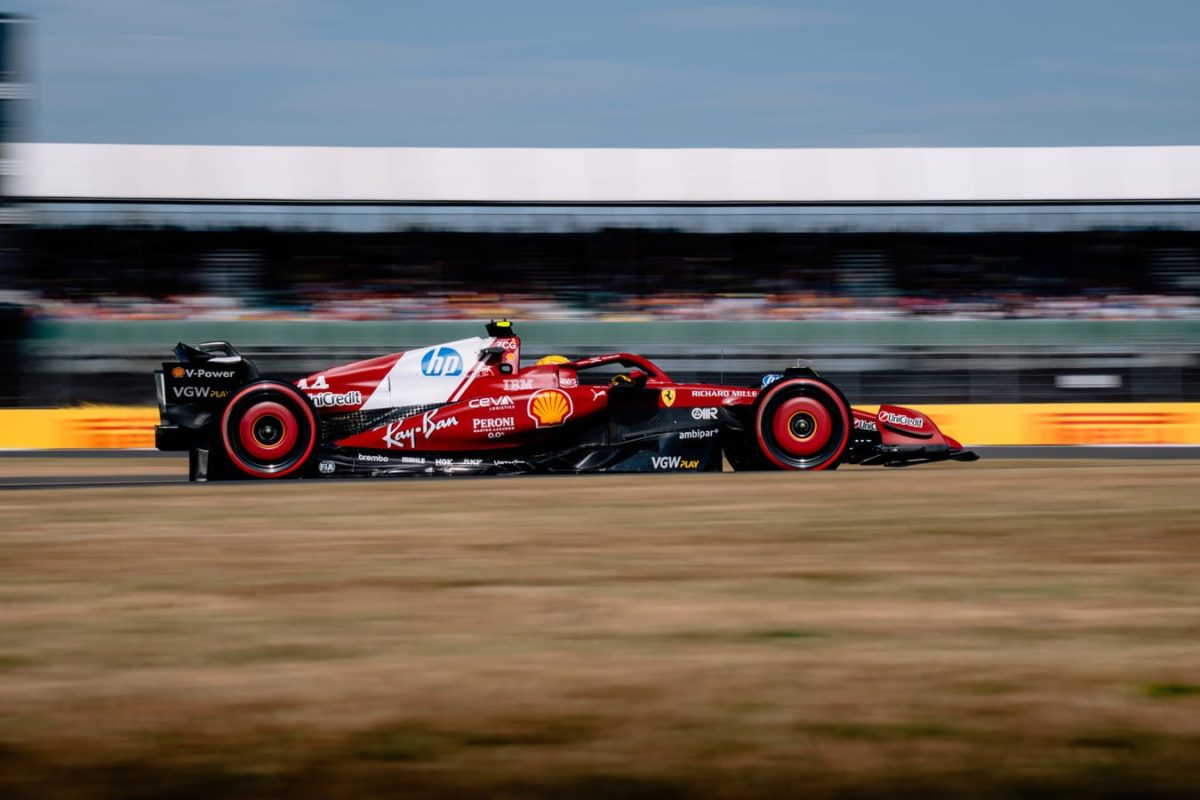 Hamilton álma a Ferrari kormánya mögött: a kabalával az oldalán