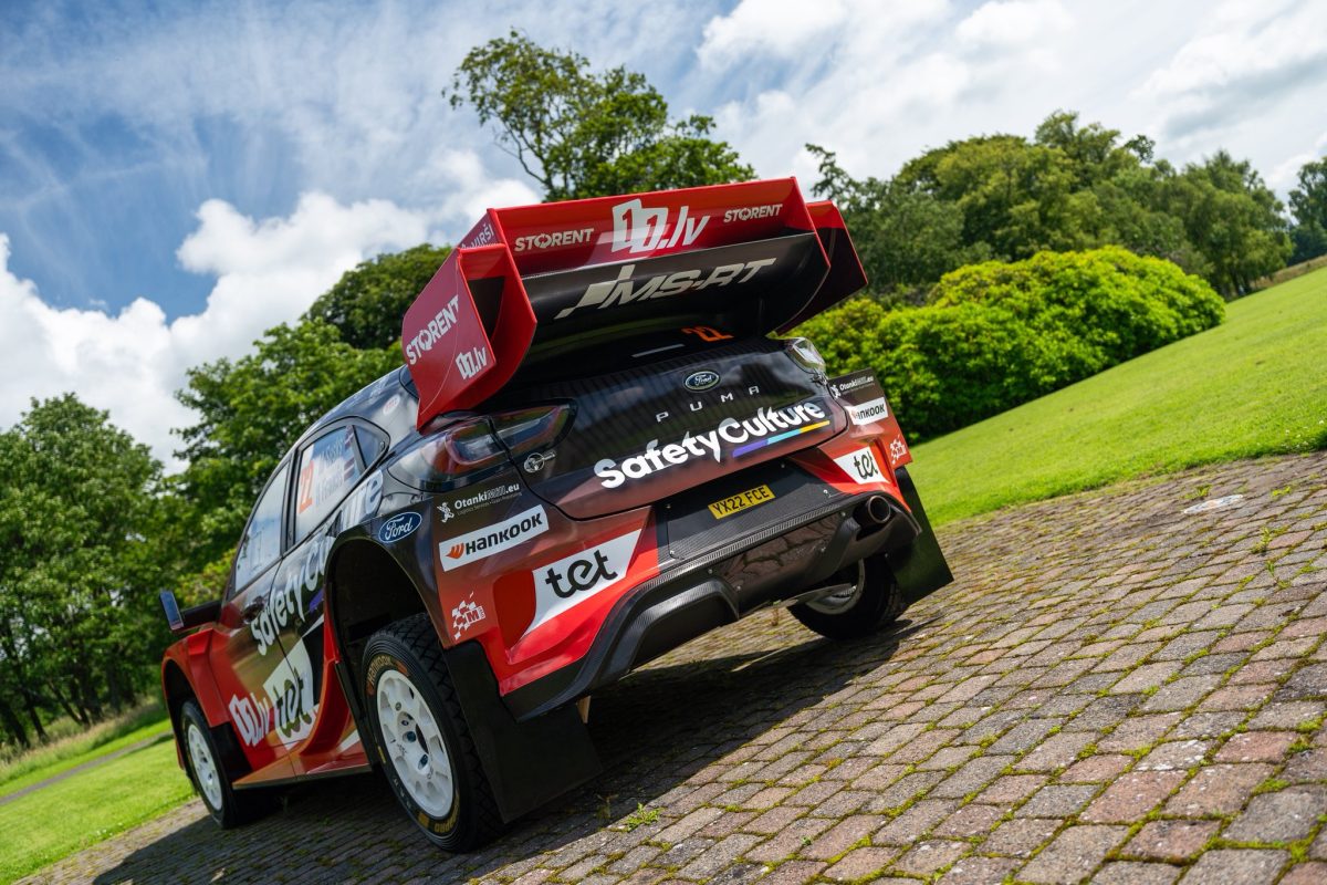 A „Martins Sesks Lángoló Vörös Ford Puma: Az Észt Rally Nyomában