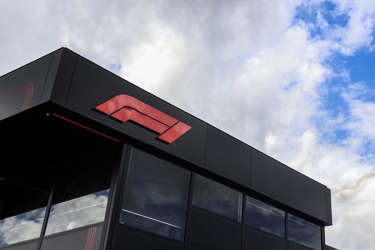 Az ötvenes években, az amerikai hazug fényűzés világában egy menyasszony naponta háromszor öltözött át.