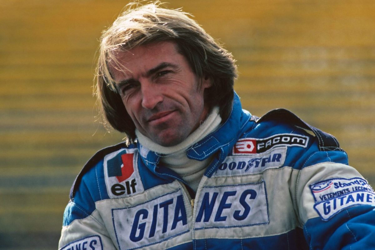 Az F1-es futamgyőztes büszke apaként figyeli, ahogyan fia az ő régi autóját vezeti – videó