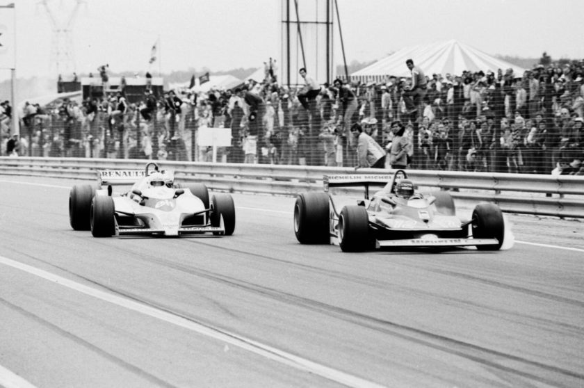 Az F1 történelem egyik legnagyobb kerék a kerék elleni csatája – 46 éves lett a legendás pillanat (videó)