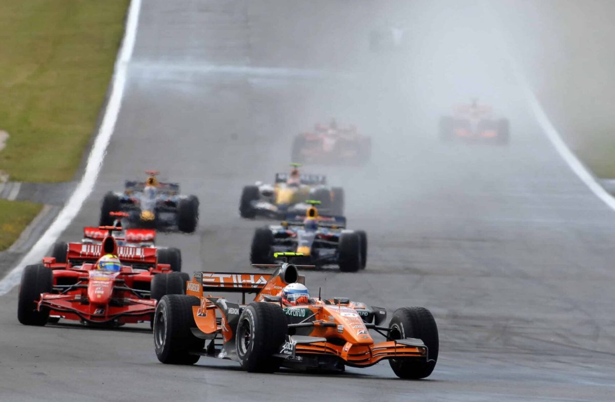 Az F1 történetének egyik legnagyszerűbb pillanata: az újonc hihetetlen teljesítménye az élre állva