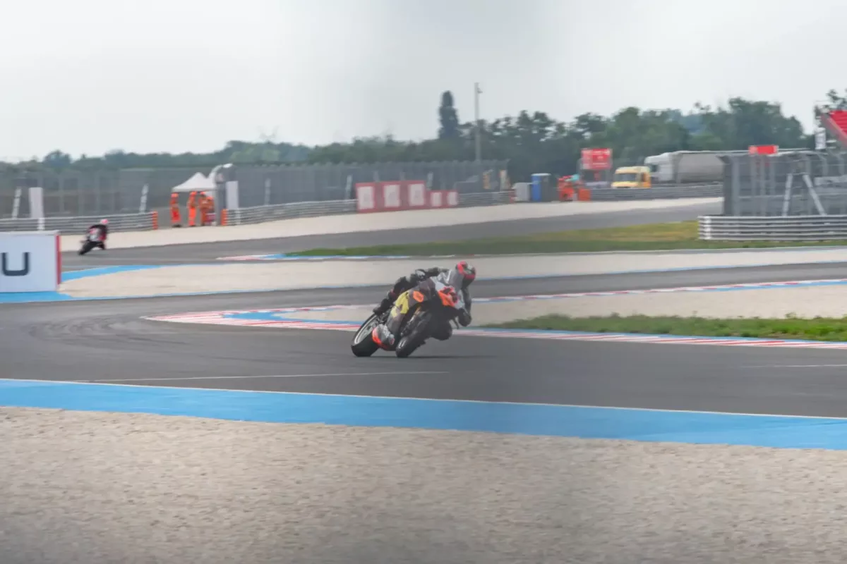 Razgatlıoğlu hibáját kihasználva Lowes a második edzés győztese