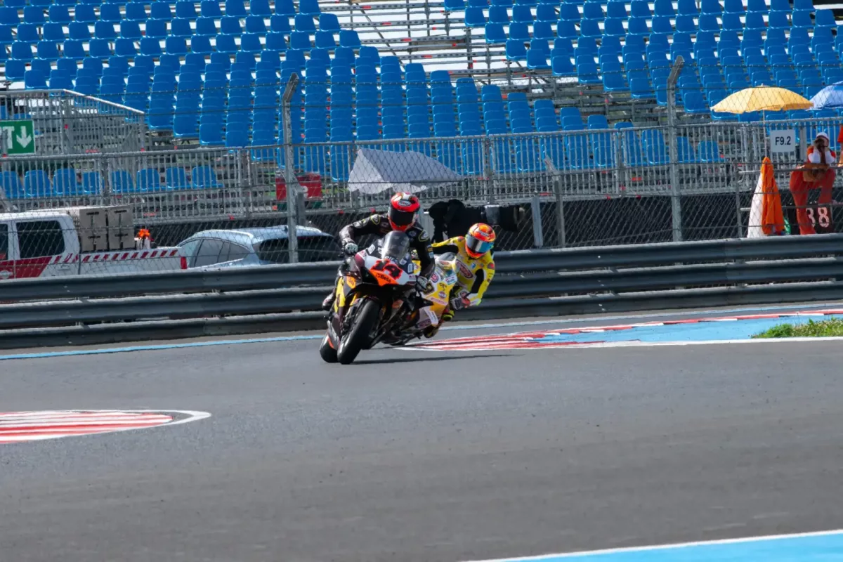 Sam Lowes uralja a mezőnyt a Superpole előtt a Balatonnál, Bulega távolodik a versenyben