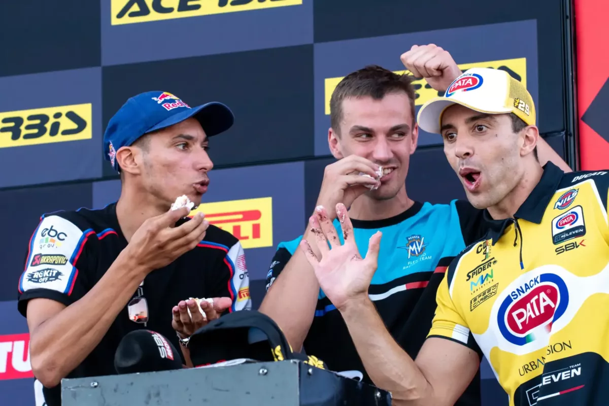 Különleges pillanat: Razgatlıoğluval és Iannonéval kezdte meg utolsó útját a magyar pilóta (képek)