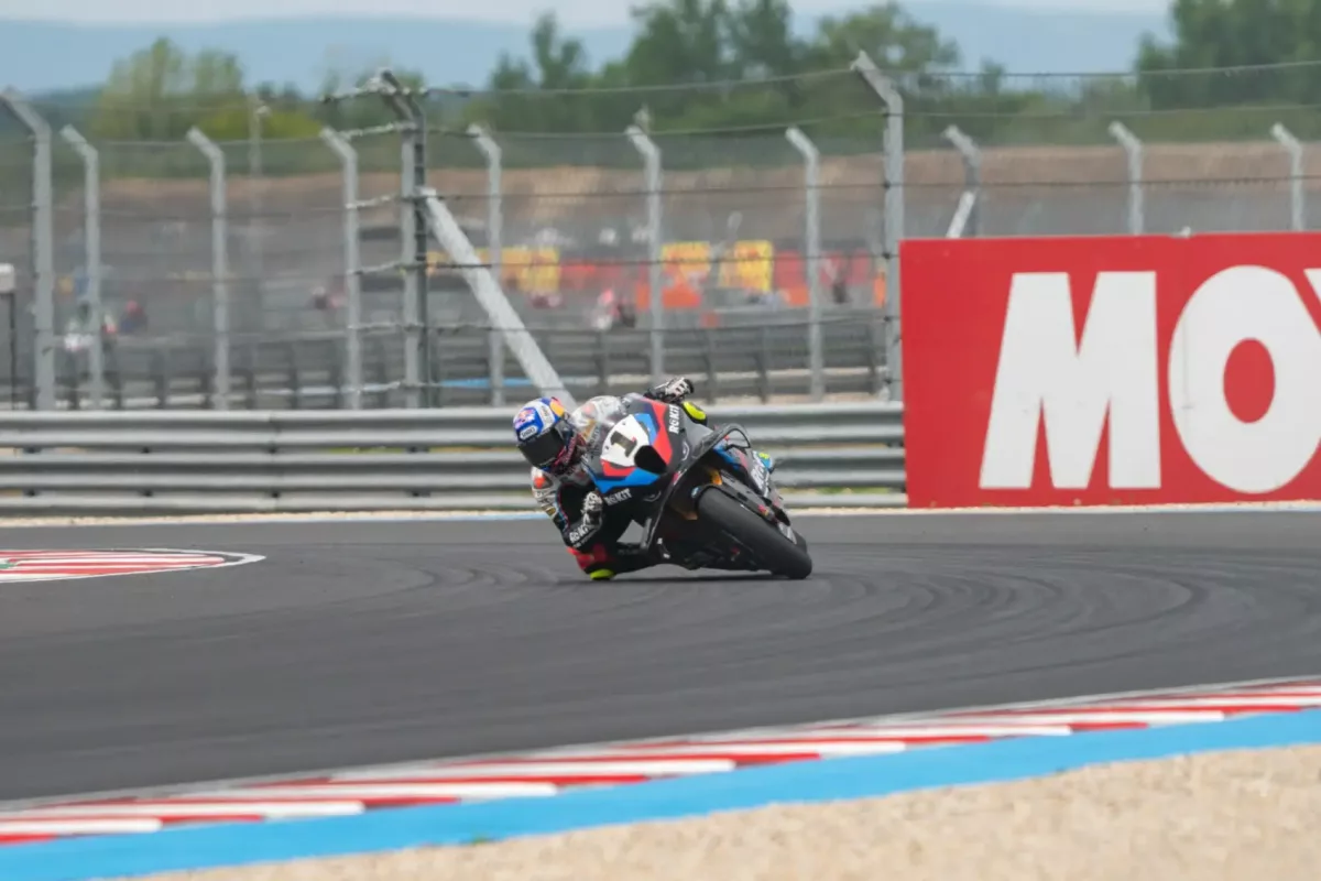 Az ütközés és a versenyzők lelkesedése: Razgatlıoğlu hatalmas sikerének története a Bautista balesetével