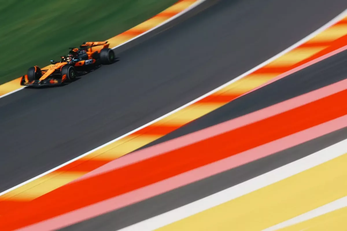 Piastri lenyűgöző győzelmet aratott a Belga Nagydíj első versenyén