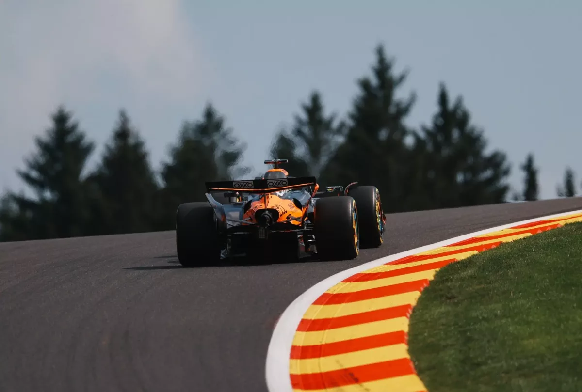 Az izgalmas fordulatokkal teli sprintidőmérő: Piastri történelmi győzelme, Hamilton és a Mercedesek nehézségei