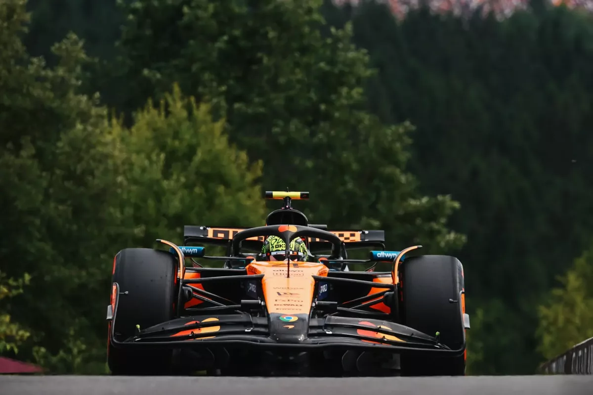 Zűrzavar a Forma-1-ben: Norris időmérő győzelme, Verstappen hibázott, Hamilton küzdelmes napot zárt Spában