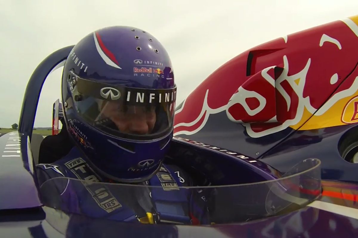 Ilyen volt „F1-es autóban” látni a nemrég elhunyt Felix Baumgartnert (videó)
