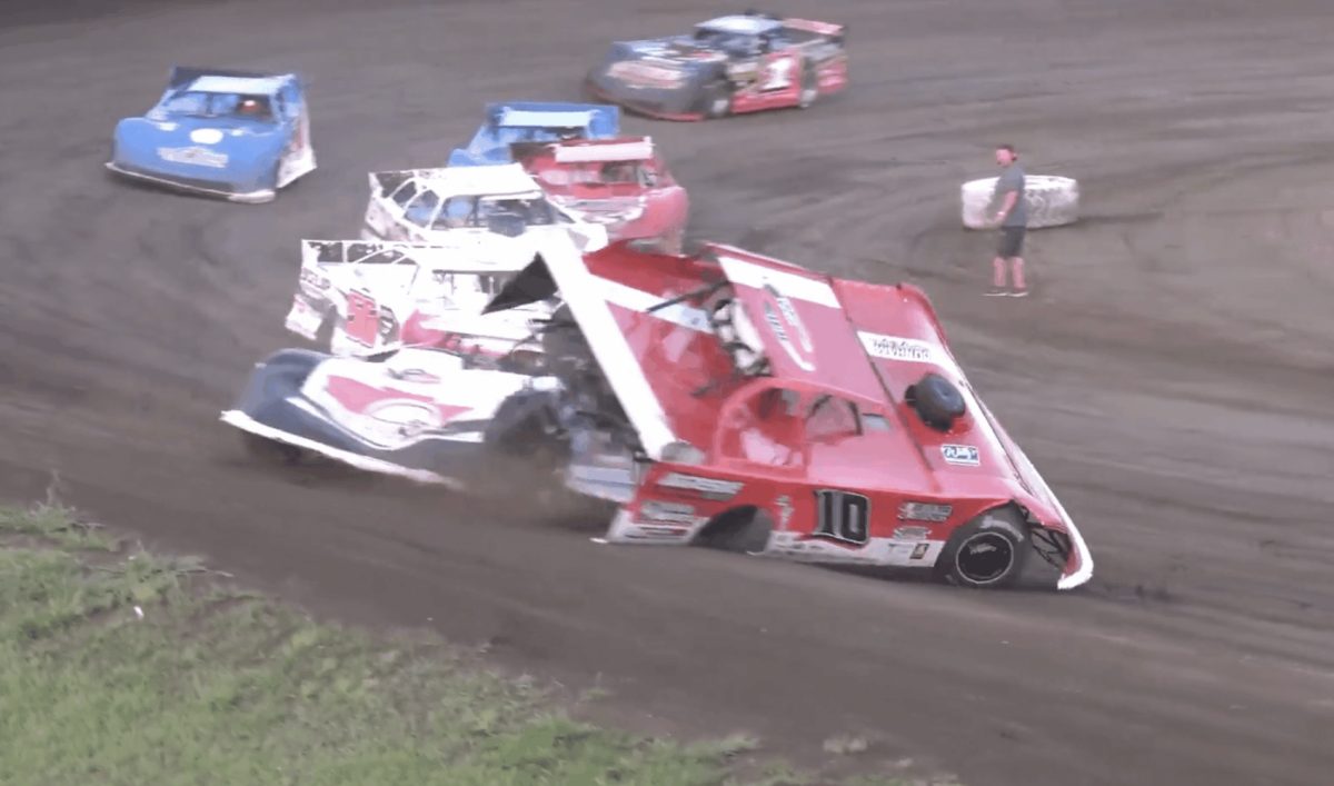 Az őrült autóversenyző botránya: Letartóztatást követelnek a drukkerek a felborított ellenfél miatt