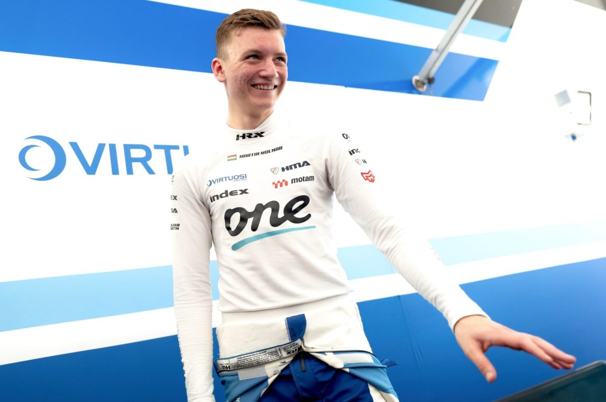 Molnár Martin rajthoz áll a Brit Nagydíjon a Forma–1-ben rendezendő eseményen