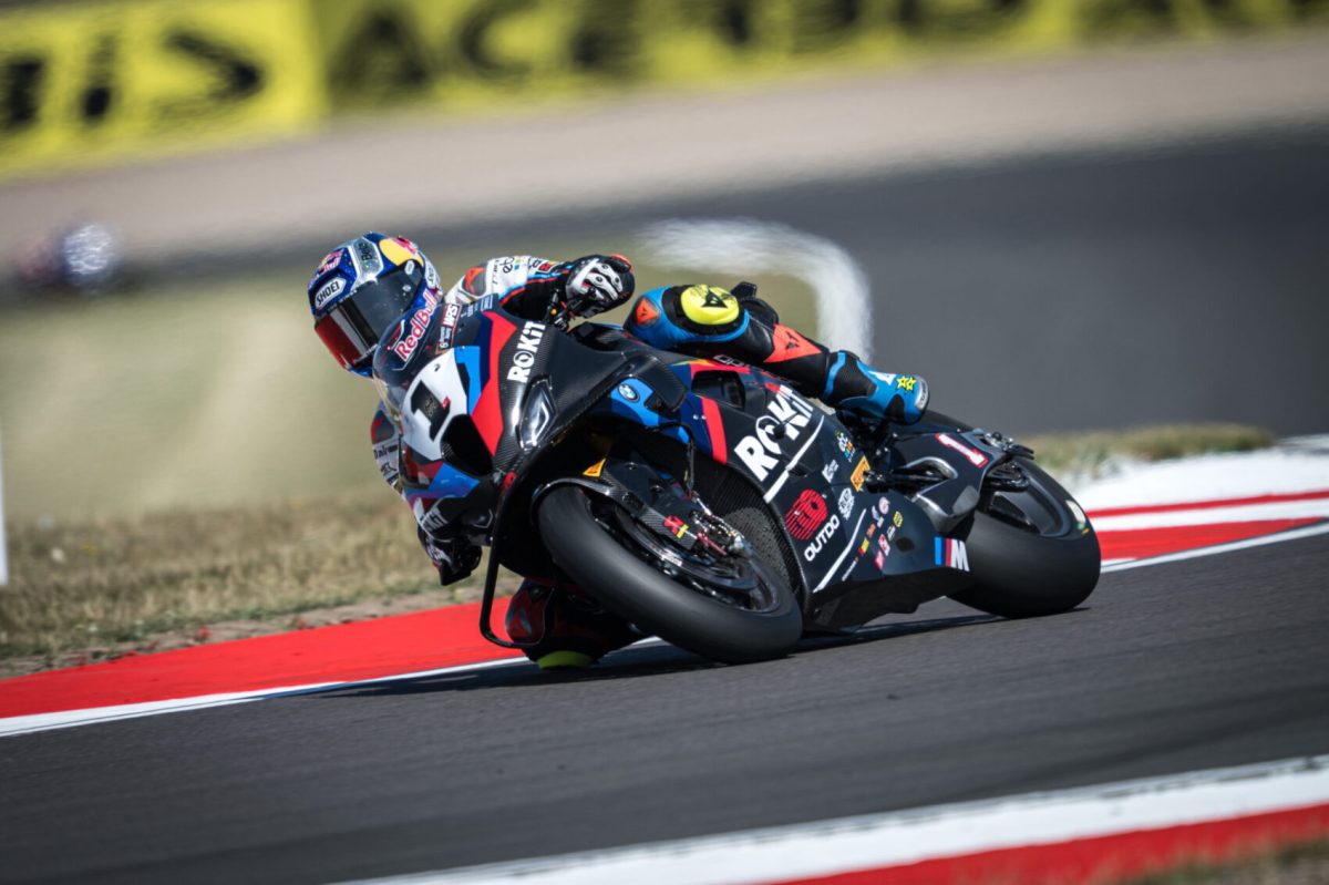 Csúnya bukással zárult Alex Lowes szárnyalása, Razgatlıoğlu rekordot döntött győzelmével