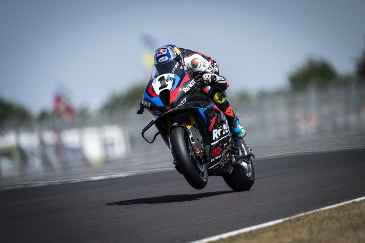 Razgatlıoğlu megmutatta erejét a Donington Parkon, Lowes hozta a hazai pályára a cselekvését