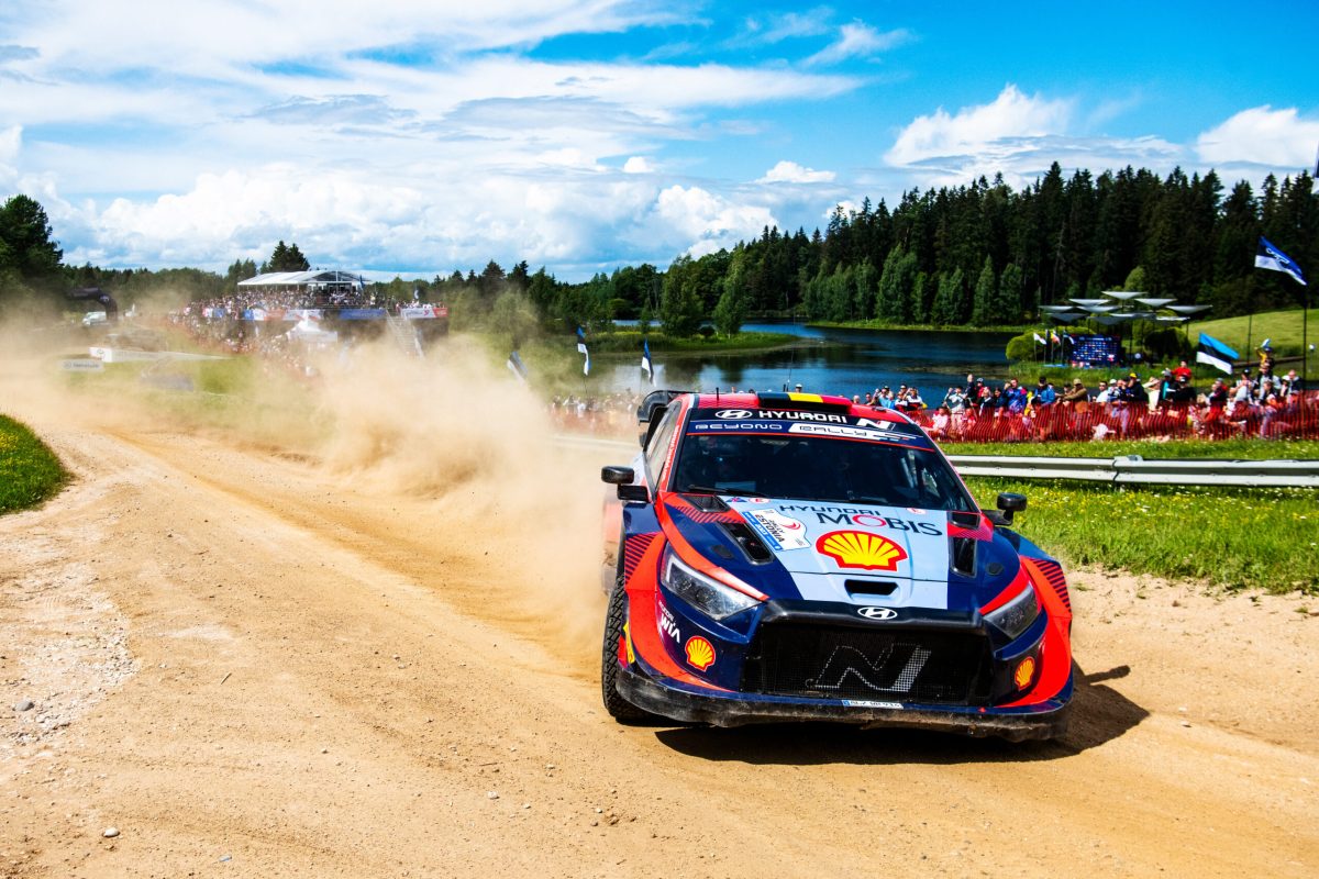 Az „Élőben: Észt Rally Shakedown Szakasz” cím hatásos lehet.