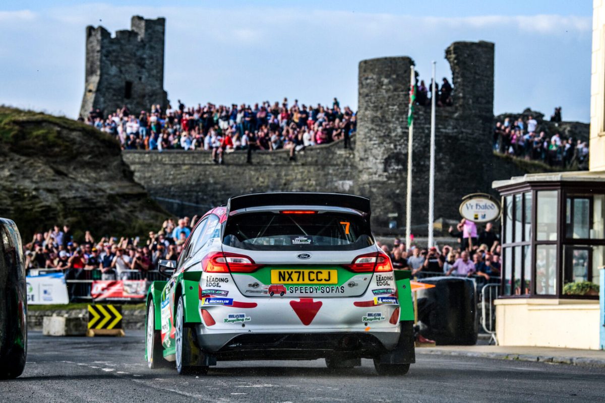 A Ceredigion Rally dinamikus kezdete: Maratoni első nap és 12 száguldó gyorsasági szakasz