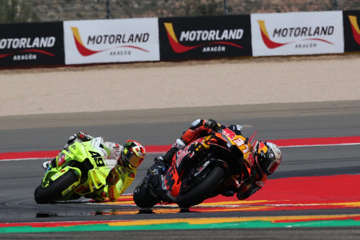 A Figyelemfelhívó Pillanat a MotoGP Pályán: Di Giannantonio figyelmeztet Acosta versenytársát