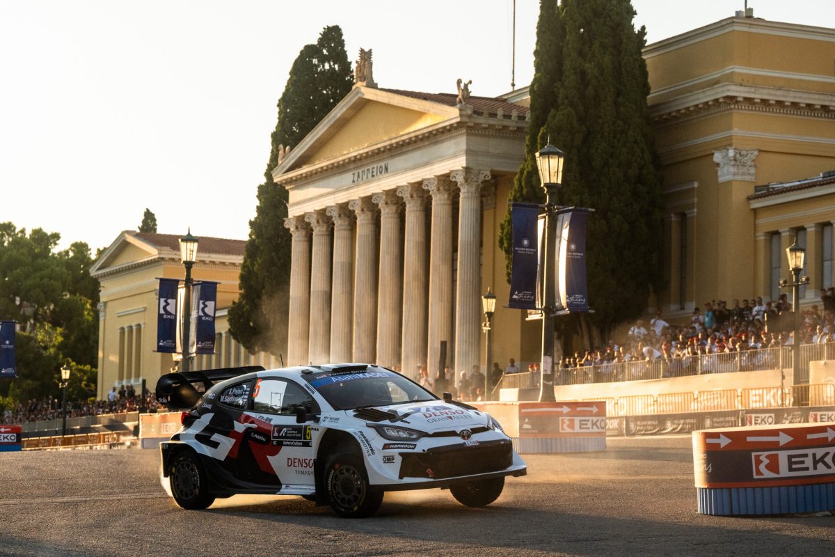 Sami Pajari pechjére a technikai hiba az Akropolisz Rallyn