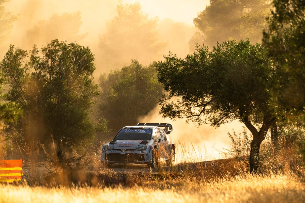 Sébastien Ogier a kilencedik győzelmet vadássza a Finn Rallyn!