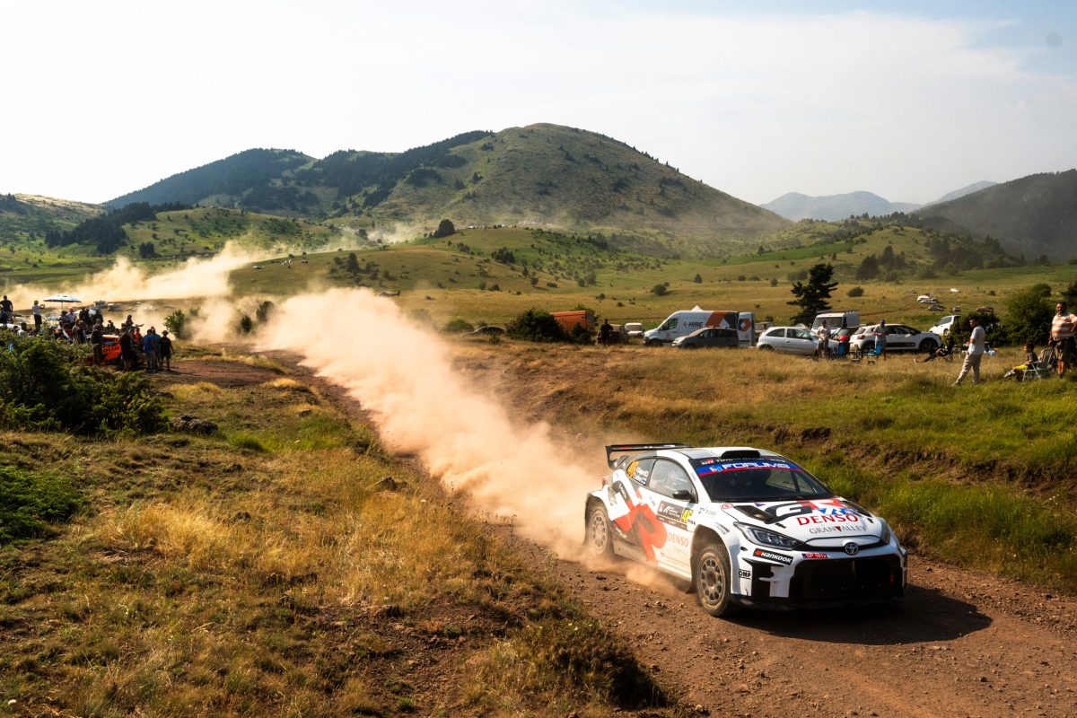 Sokk a rally világában: A Toyota WRC-csapat váratlan lépéssel dobta egyik versenyzőjét