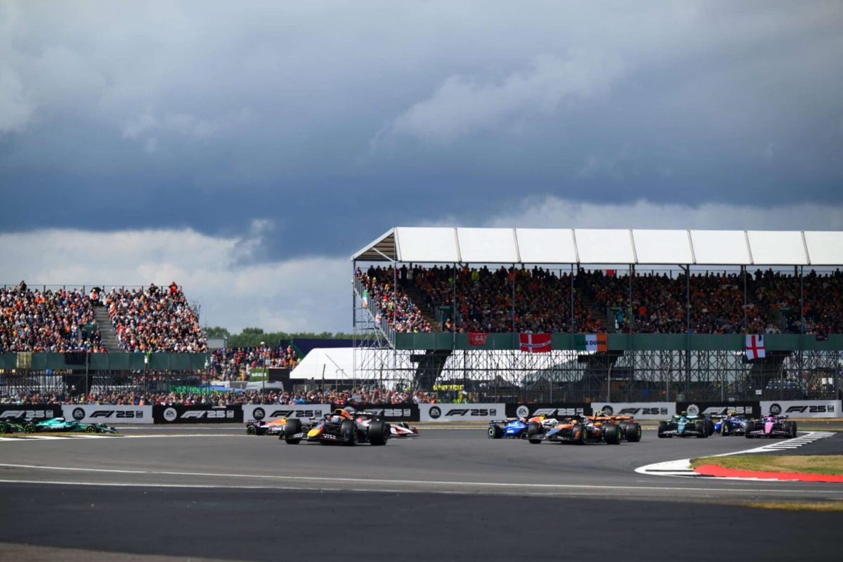 Vandalizmus az aszfalton: Kiállított versenyautókat rongáltak meg a Brit Nagydíjon