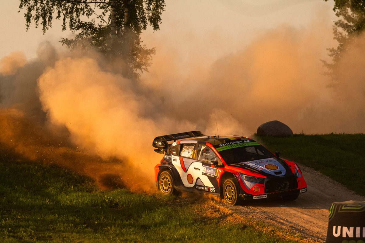 Nem viccelnek a rendőrök az Észt Rallyn résztvevő versenyzőkkel