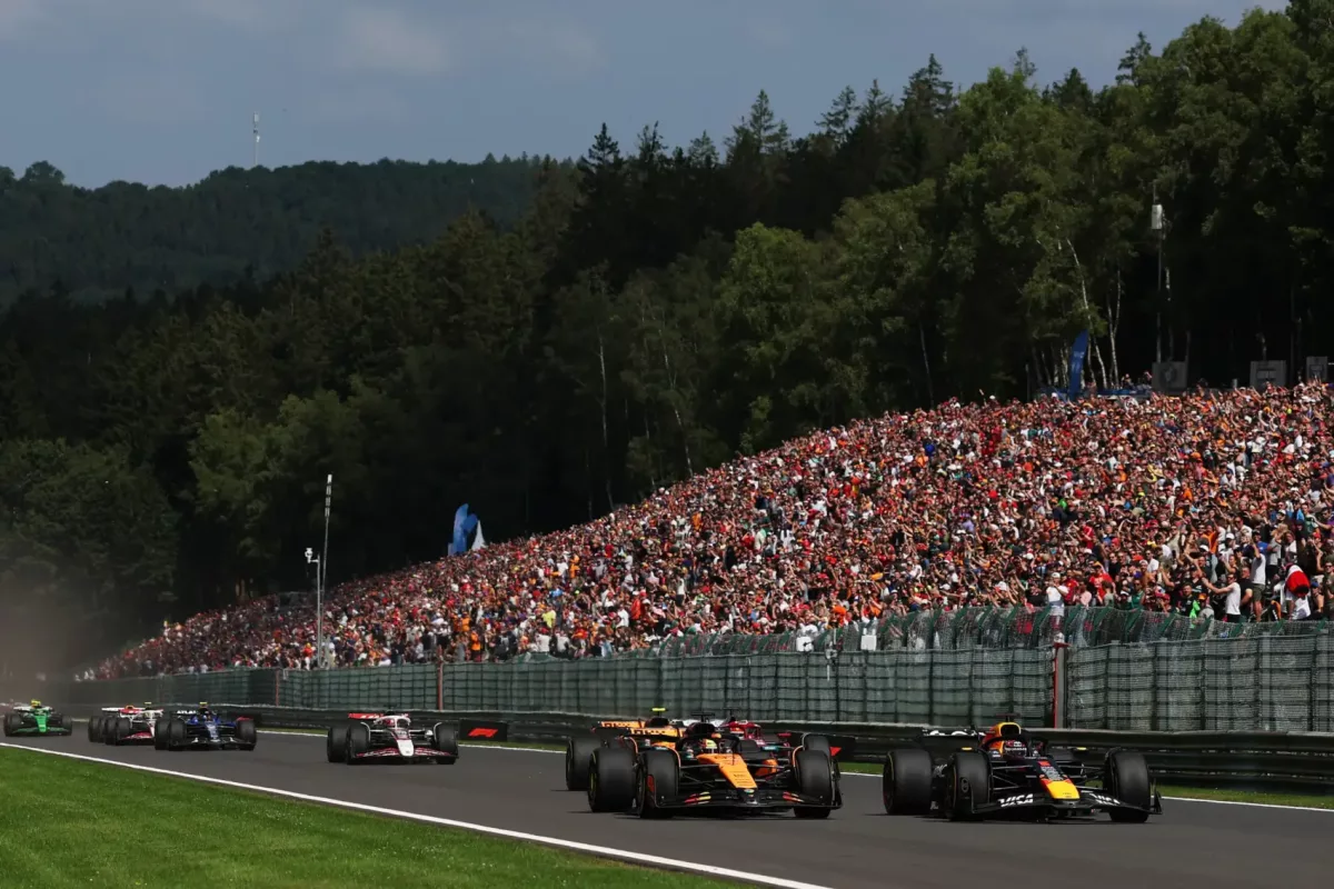 A Forma-1 eseményeinek viharos kezdete: Hamiltont és Alonsót büntették, Verstappen és Leclerc aggódva várják a Belga Nagydíjat