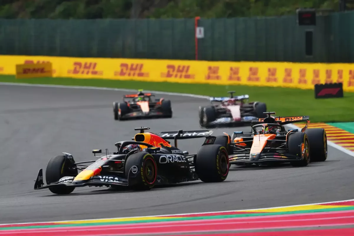 Káosz és küzdelem Belgiumban: A Red Bull és a Ferrari sem ússza meg