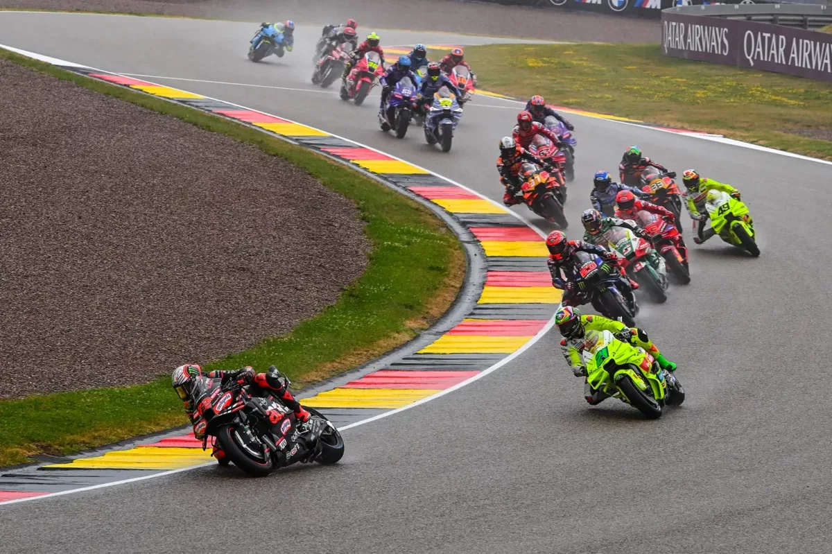 Aprilia túléli a veszélyes helyzetet, Honda és Yamaha folytatják fejlődésüket a jelen kategóriában