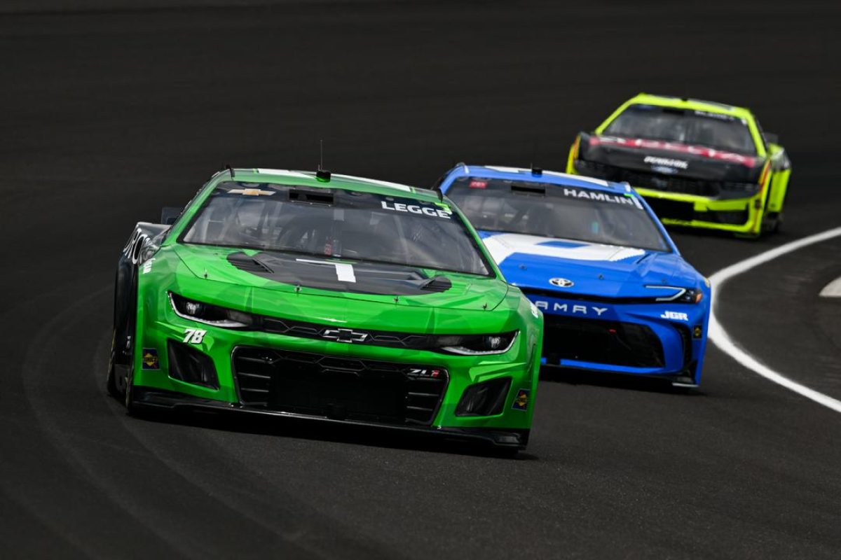 NASCAR: Hamlin elámult Legge teljesítményétől, Harvick szerint maguk a csapatok állnak az újoncok fejlődésének útjában –