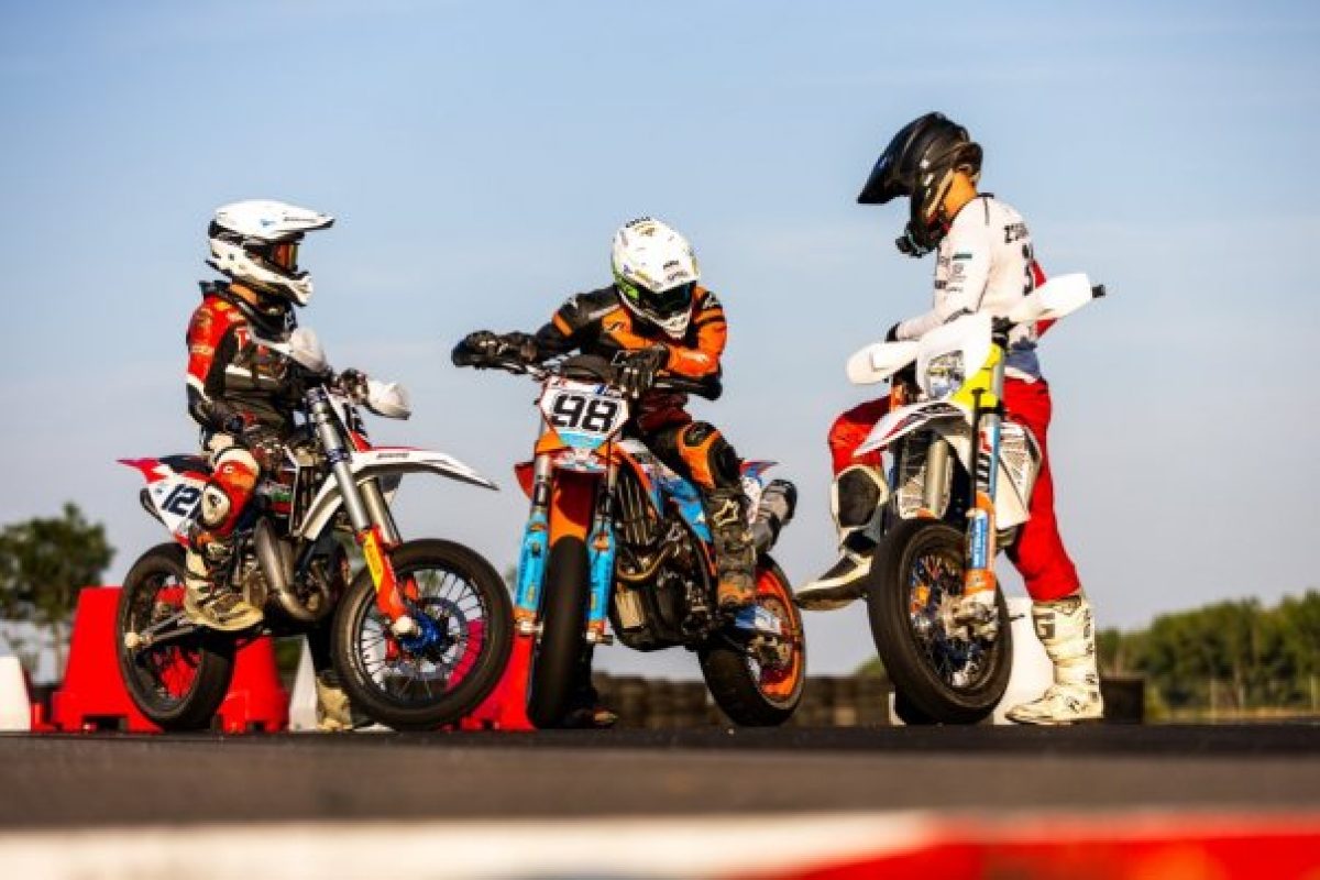 A „Supermoto-vb legjobbjai viaszkálnak a visontai pályán