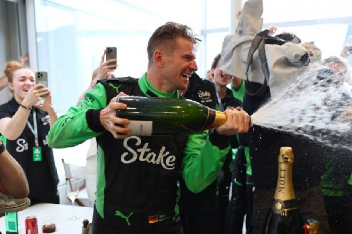 Az F1 világában: Tűzkeresztség és számos kontroversz büntetés körmérkőzése a hétvégi hírek között